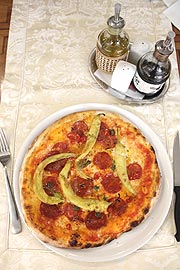 leckere Pizza im Galleria Ristorantino Eiscafe Pizzeria in München Großhadern (©Foto.Martin Schmitz)